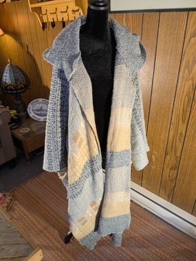 Cozy Open-Front Women’s Poncho Cardigan Sweater in Gray and Cream Pattern